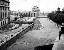 Vue du mur de Berlin au niveau de la porte de Brandebourg, 1962