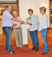 1. Vorsitzender Helmut Cordes und 2. Vorsitzender Peter Klother bei der Übergabe eines Geschenkes an die Aus-richter der Tagung Carsten Beyer mit seiner Frau.