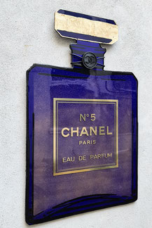 Chanel no 5. @chanelofficial. Approx 60/90 cm, mixed media, multiple layers of wood with resin, 24k gold finish. 