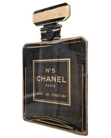 Chanel no 5. @chanelofficial. Approx 60/90 cm, mixed media, multiple layers of wood with resin, 24k gold finish. 