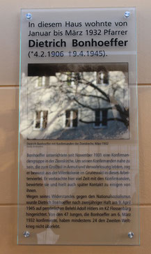 Gedenktafel am Haus Oderberger Strasse 61 in Berlin, in dem Dietrich Bonhoeffer 1932 wohnte, enthüllt 9.4.2015. Foto: Helga Karl