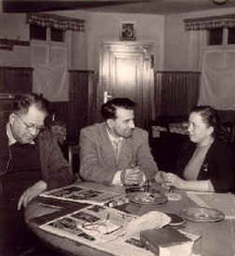 Hans Henkenschuh und dei Wirtsleute in der Gaststube, ca. 1947