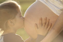 Kind Baby Babybauch Beckenboden Beckenbodentraining Rückbildung Wochenbett Zeit nach Geburt Rückbildungsgymnastik Wochenbettgymnastik Sport Dammriss Inkontinenz Wasser Urin nicht halten können Blasenschwäche  Müdigkeit Erschöpfung Stress
