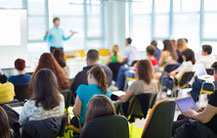 Vortragsraum oder Klassenzimmer im Ausbildungszentrum wie in einer Klasse der Schule beziehungsweise im Hörsaal der Universität oder Seminar und Weiterbildung in einer Volkshochschule