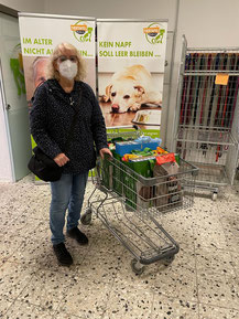 Frau mit Tierfutterspende in der Tiertafel