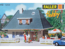 Wohnhaus mit Walmdach, Modellbausatz der Firma Faller, 131255