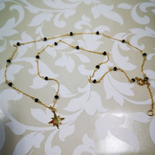 perles noires sur chaîne plaqué or