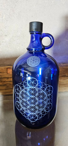 blaues Glas , blueglass, wasserkrug , wasserspender , heiges Motiv