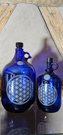 blaues Glas 2L 5L große Flasche royalblau Gravur Lebensblume individuelle Textgravur