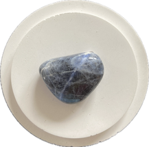 Sodalith Trommelstein blau weiß