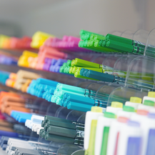 Papeterie-, Büro- oder Schulzubehör verkaufen wir unter paperia by Köhler im Zürcher Oberland oder Liechtenstein. Nützliches wie Radiergummi, Farbstifte, Geschenkpapier oder Kugelschreiber gibt es auch bei Apodro Apotheken Drogerien zu kaufen. 