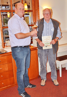 Peter Klother bei der Ehrung von Gerhard Marwede. 