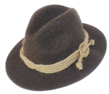 Der Murtalerhut ist ein stilvoller Hut aus anthrazit-meliertem Wollfilz, der aus hochwertiger Schafwolle gefertigt ist. Er wird mit einer Naturkordel verziert und ist ein zeitloses Accessoire für jeden Anlass. Die natürlichen Materialien sorgen für eine g