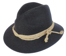 Der Murtalerhut ist ein stilvoller Hut aus anthrazit-meliertem Wollfilz, der aus hochwertiger Schafwolle gefertigt ist. Er wird mit einer Naturkordel verziert und ist ein zeitloses Accessoire für jeden Anlass. 