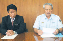 記者会見する中山市長と大工消防長=8日午前、市役所