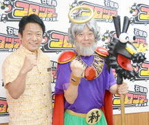 コロツアースペシャルのPRを行う「ムラ神さま」に扮した村上編集長(右)と中山市長=22日午後、石垣市役所