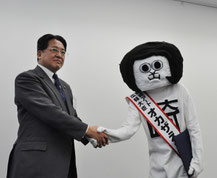 内田康宏市長から委嘱状を受け取って握手するオカザえもん=岡崎市役所で