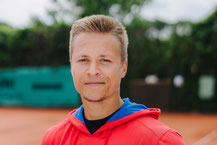 Charly Troschke ist Tennislehrer in Magdeburg und Helmstedt, leitet die Tennis-Anfängerkurse in Magdeburg und betreut die Websites von Ballplanet und 1. TC Magdeburg.