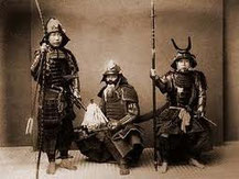 Samurai in traditioneller Rüstung (Yoroi) mit Schwert (Tachi), Speer (Yari) und Langbogen. Bujinkan Budo Taijutsu, Kampfkunst, Kampfsport, Stockkampf, Schwertkampf, Bojutsu, Kenjutsu