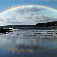 Regenbogen an der Küste