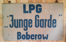 Schild mit der Aufschrift "LPG Junge Garde Boberow"