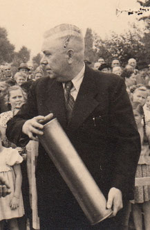 Amtsdirektor Wilhelm Frentrup bei der Grundsteinverlegung anlässlich des Baues der Spenger Volksschule. (Foto: Sammlung Norbert Sahrhage)