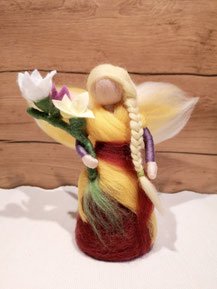 Handgefertigte Fresien-Fee aus Märchenwolle – filigrane Filzfigur für Frühlingsdekoration, Jahreszeitentisch & Geschenk für Blumenliebhaber.