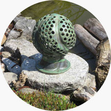 Zur individuellen einmaligen Garten- und Wohndekoration.Einzelstücken grüne Zirbelnuss als Gartendeko