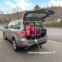 Der Liberty-piggyback Anhänger ganz flach im Kombi