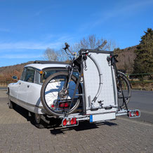 Komplettes Gespann auf Reisen mit Oldtimer