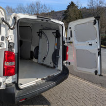So stehend kann z.B. ein Liberty-piggyback im Van oder Transporter mitgenommen werden.