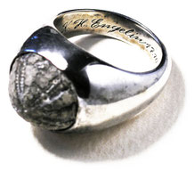 künstlerring von bildhauer karlheinz engelin mit einem in silber gefassten seeigel von möns klint