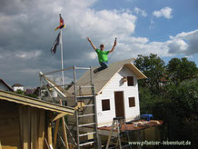 Dach selbst eindecken Holzhaus Kinderhaus Tom Stelzen 