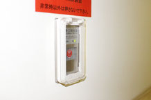 新潟市秋葉区の病院に設置された防火扉のご操作防止カバー