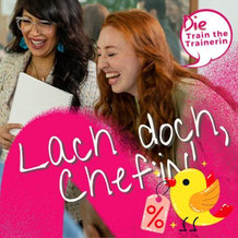 live online Seminar "Lach doch, Chef:in!" zum early bird Preis symbolisiert durch ein Bild mit lachenden Menschen im Büro und einem grafisch gestalteten Vogel mit Prozentschild im Schnabel
