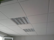 Plafond suspendu dans un bureau, entreprise ou particulier