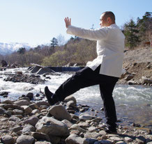 養生太極拳（左踏脚）