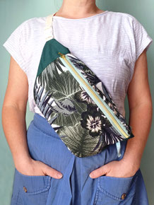 Cross Body Bag florales Muster Palmen