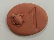  Plaque ovale terre cuite 1 numéro brute motif tortue en relief
