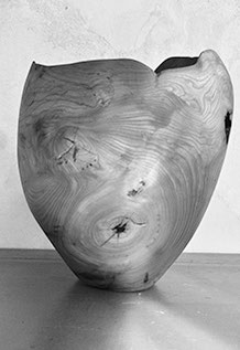 Jörg Pietschmann · V0229 · Rowan, collectible design, vessel, bowl, woodworking, interiordesign, woodsculptures, art, woodart, wooddesign, decorativewood, originalartwork, modernwoodsculpture, joerg pietschmann, oldwood, functional sculpture, artfurniture