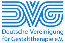 Logo der Deutschen Vereinigung für Gestalttherapie, die blauen Buchstaben DVG stehen auf weißem Grund. Darunter steht Deutsche Vereineingung für Gestalttherapie.