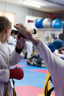 Kinder im Karate Anzug. Kinder sind glücklich und lachen. Spaß, Disziplin, Selbstbewusst und Stark durch Karate. 
