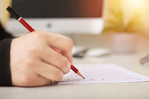 Hand mit Stift beim Schreiben