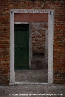 Italie,venise,ruelles,pavés,portes,murs en briques