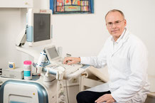 Dr. Franz beim Ultraschall im Ordinationsraum in Hietzing