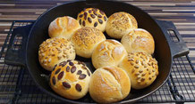 Brötchen gusseiserne Bratpfanne Teigunterlage Nylonmesser Kuchengitter Gusseisenpfanne