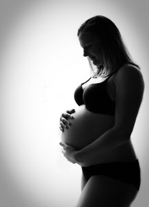 Babybauch Shooting zu Hause - Silhouette