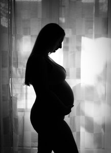 Babybauch Shooting zu Hause - Silhouette