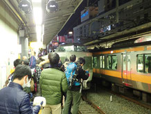 新宿発白馬行きのムーンライト信州。この日を持っ て廃止されることから、新宿駅は大混雑。