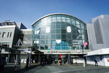 高松駅は、JR四国のキャラクター 「たかまつえきちゃん」に彩られている